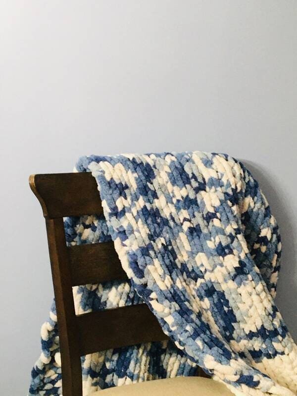 Chunky knit blanket by ThejoysofcraftingCo.