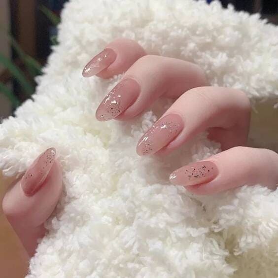 Gentle Girl Shimmering round nails.