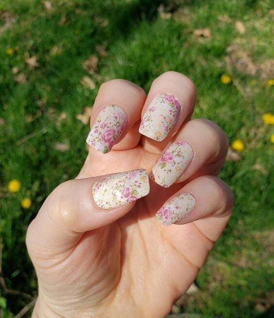 Dainty Flower Pink & White Spring Garden nails.