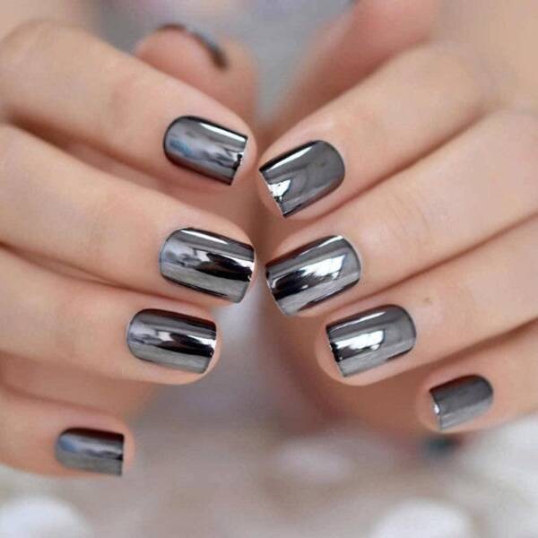 Gray mirror chrome short nails.