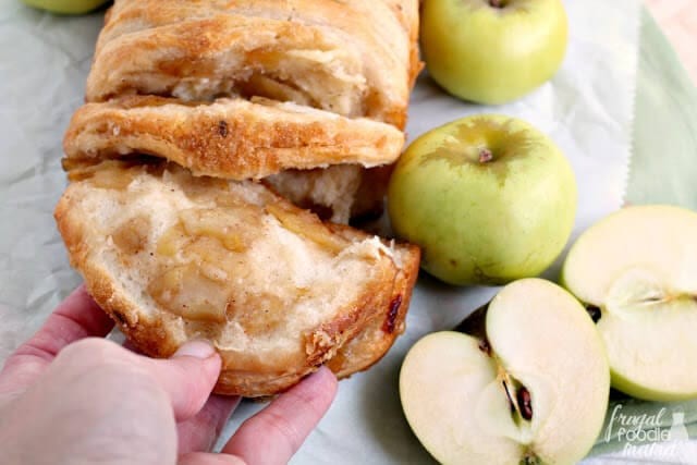 Apple Cheddar Pull-Apart Bread.