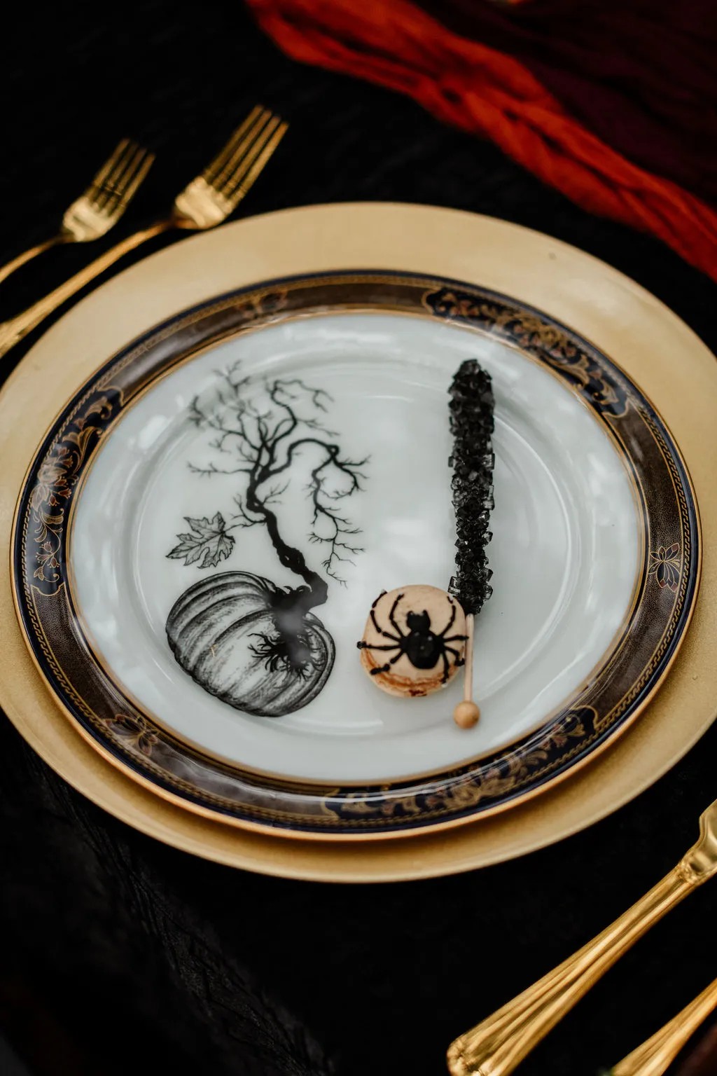 And now can we talk Halloween wedding table ideas — those candied apples, that fruit & cheese plate, THAT HALLOWEEN WEDDING CAKE. We love how elegant and autumnal it is.