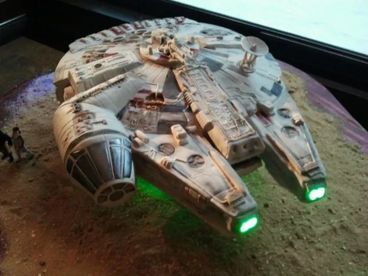 A Millenium Falcon cake made with a lot of special modifications… like lights!