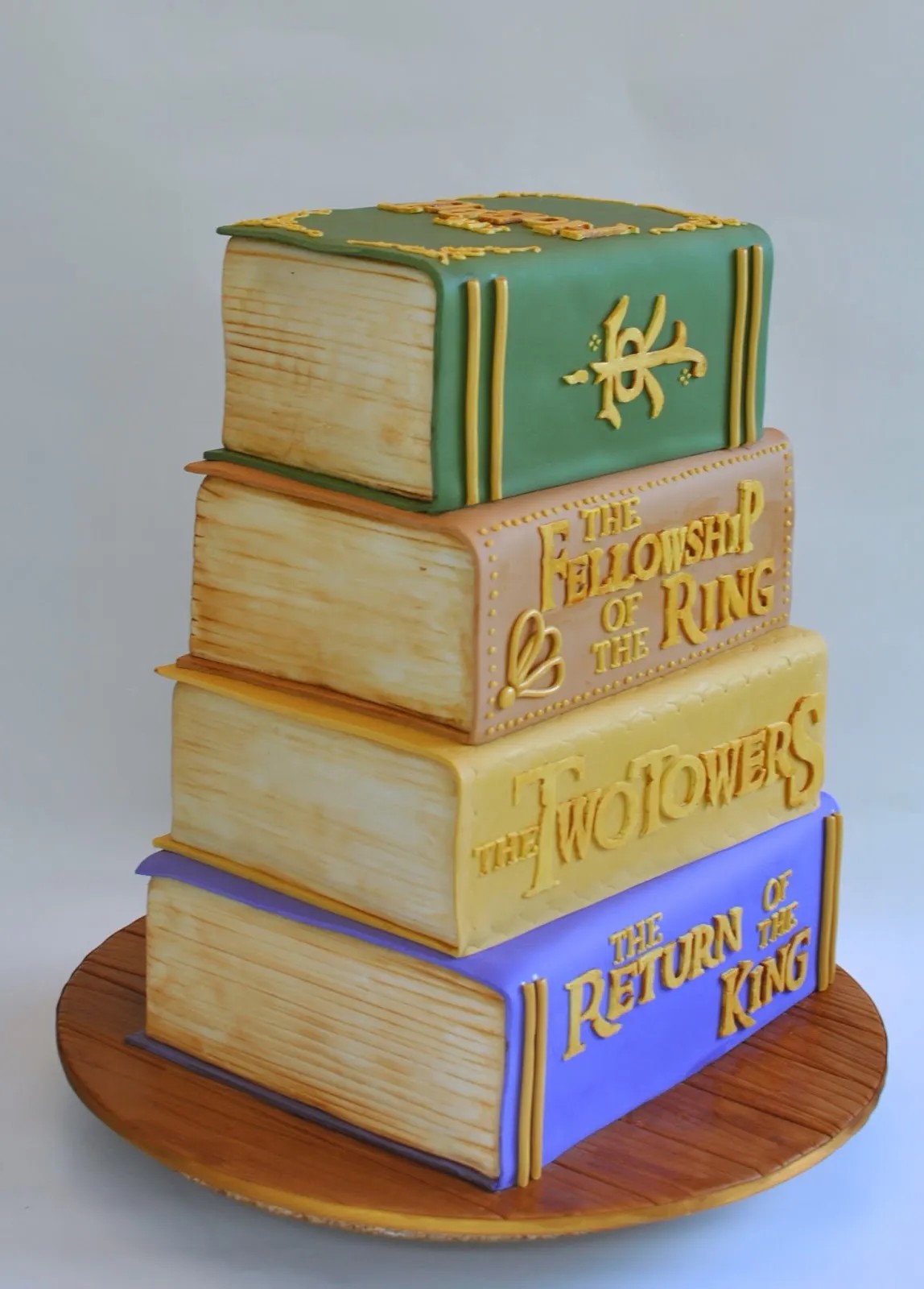 Pretty sure the song “May It Be” by Enya was inspired by this gorgeous Lord of the Rings cake.