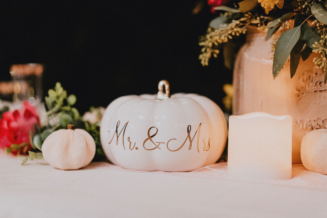 First, how cute are these pumpkin tablescapes though?