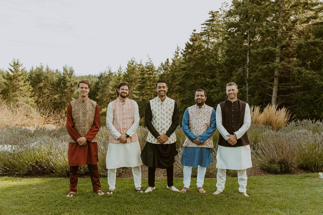 16) OMG the mismatched wedding party at this Indian wedding…