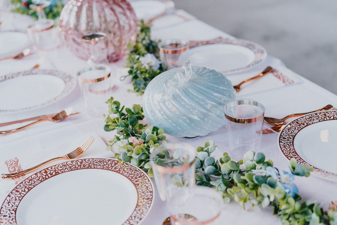 First, how cute are these pumpkin tablescapes though?