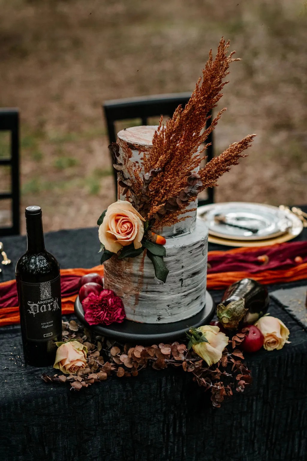 And now can we talk Halloween wedding table ideas — those candied apples, that fruit & cheese plate, THAT HALLOWEEN WEDDING CAKE. We love how elegant and autumnal it is.