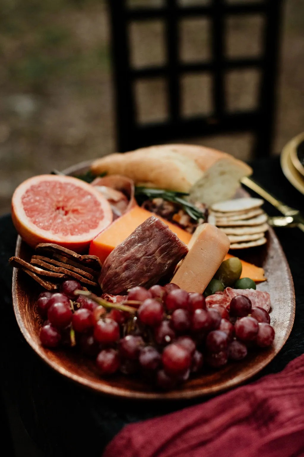 And now can we talk Halloween wedding table ideas — those candied apples, that fruit & cheese plate, THAT HALLOWEEN WEDDING CAKE. We love how elegant and autumnal it is.