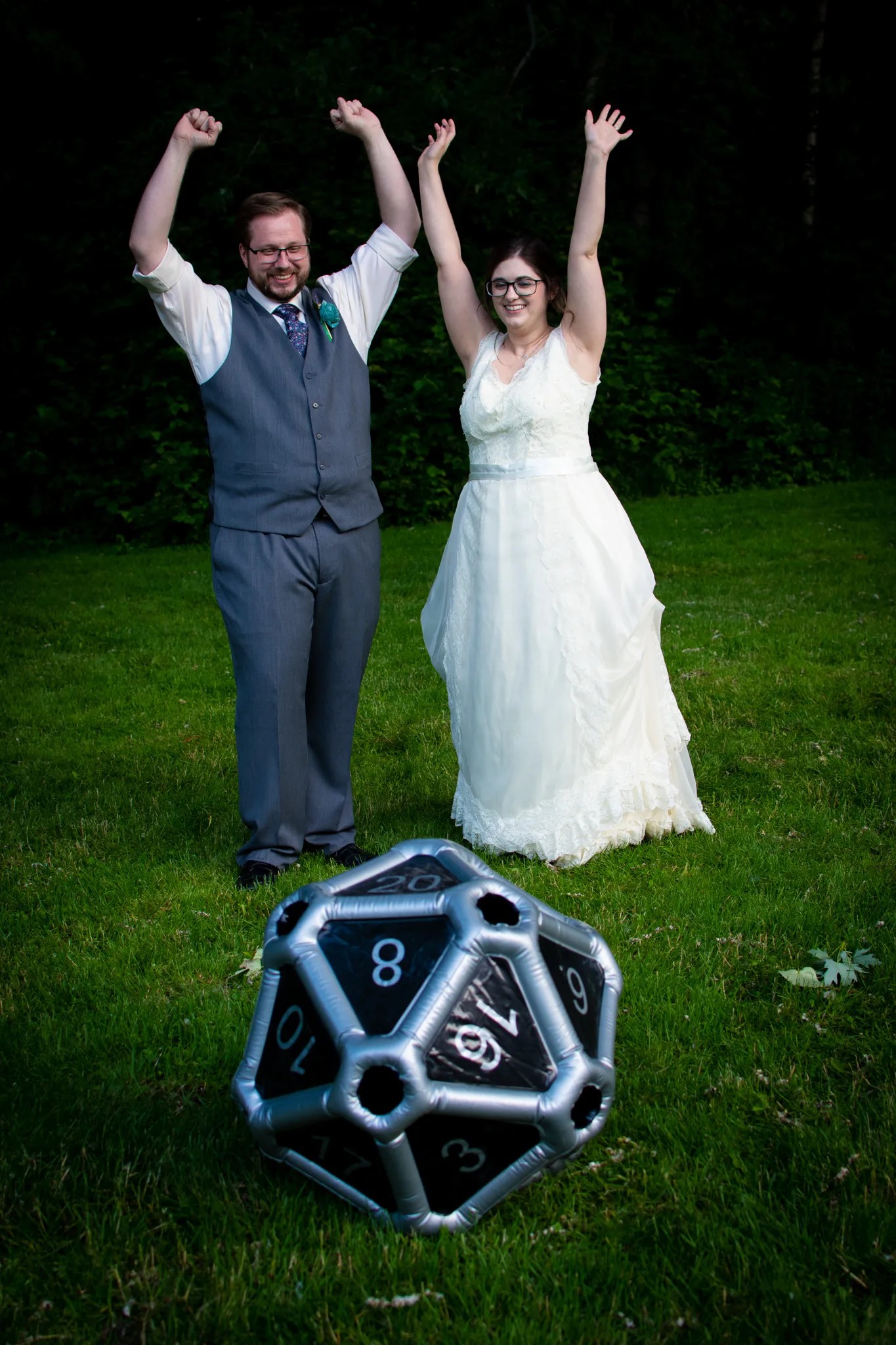 D20 kiss game: Make wedding guests roll to get you to kiss!