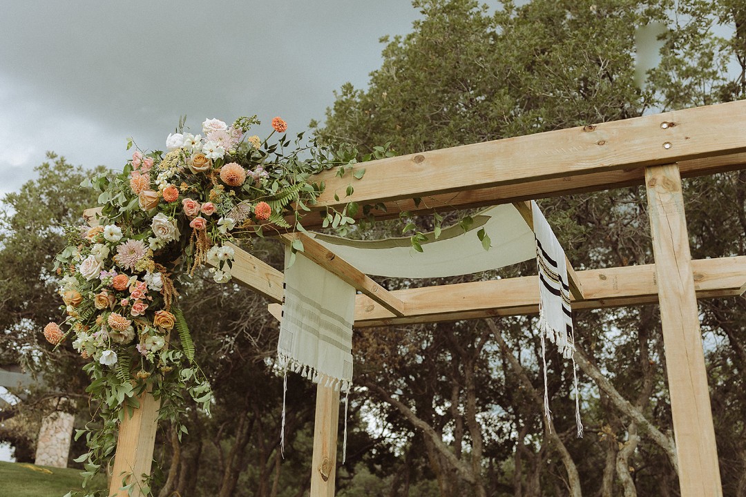 2) You can use potted plants in your wedding by adding them to the ceremony space.