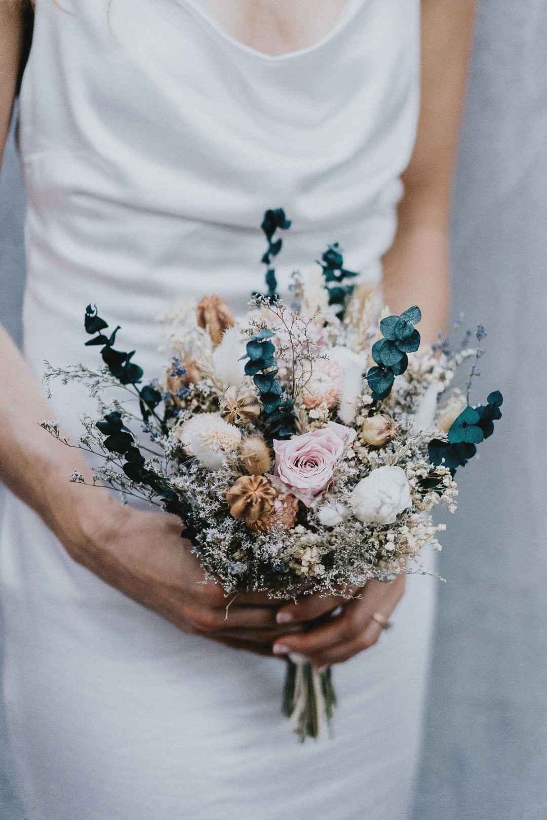 And that dried flower bouquet though!