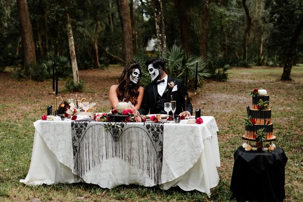 Now can we please see the Halloween wedding table decor, placesettings, and that Halloween wedding cake!?