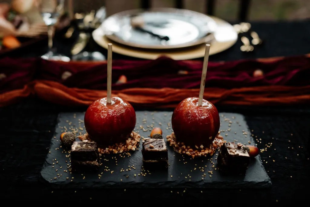 And now can we talk Halloween wedding table ideas — those candied apples, that fruit & cheese plate, THAT HALLOWEEN WEDDING CAKE. We love how elegant and autumnal it is.