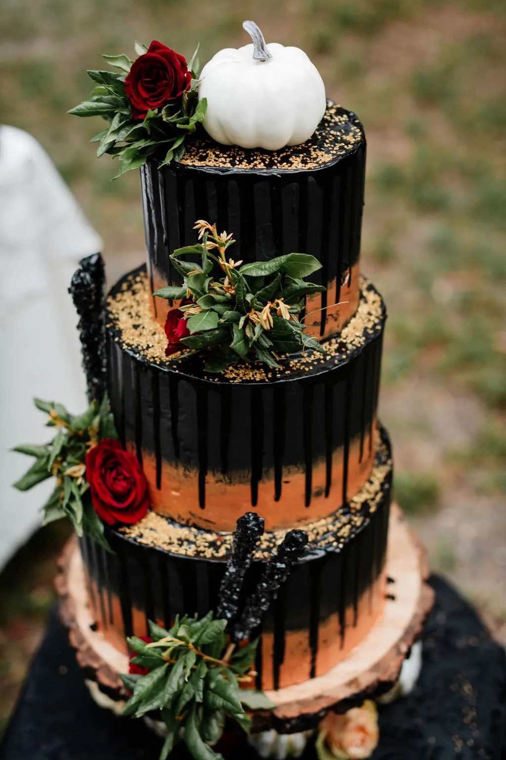 Now can we please see the Halloween wedding table decor, placesettings, and that Halloween wedding cake!?