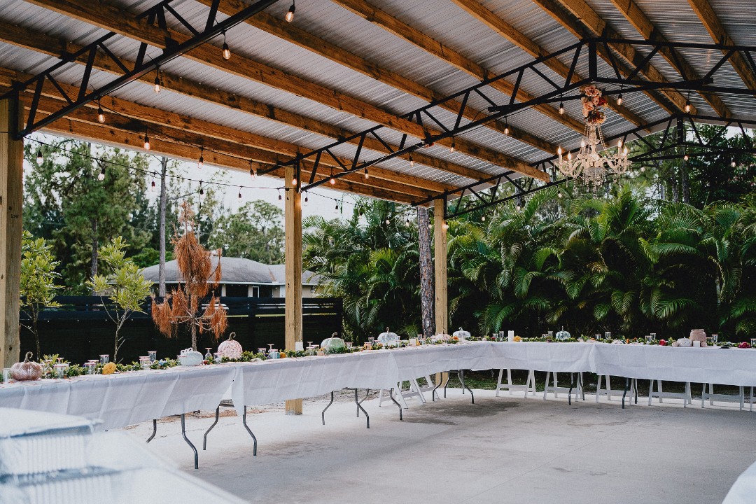 Can we get a seat at this DIY Thanksgiving wedding spread though?