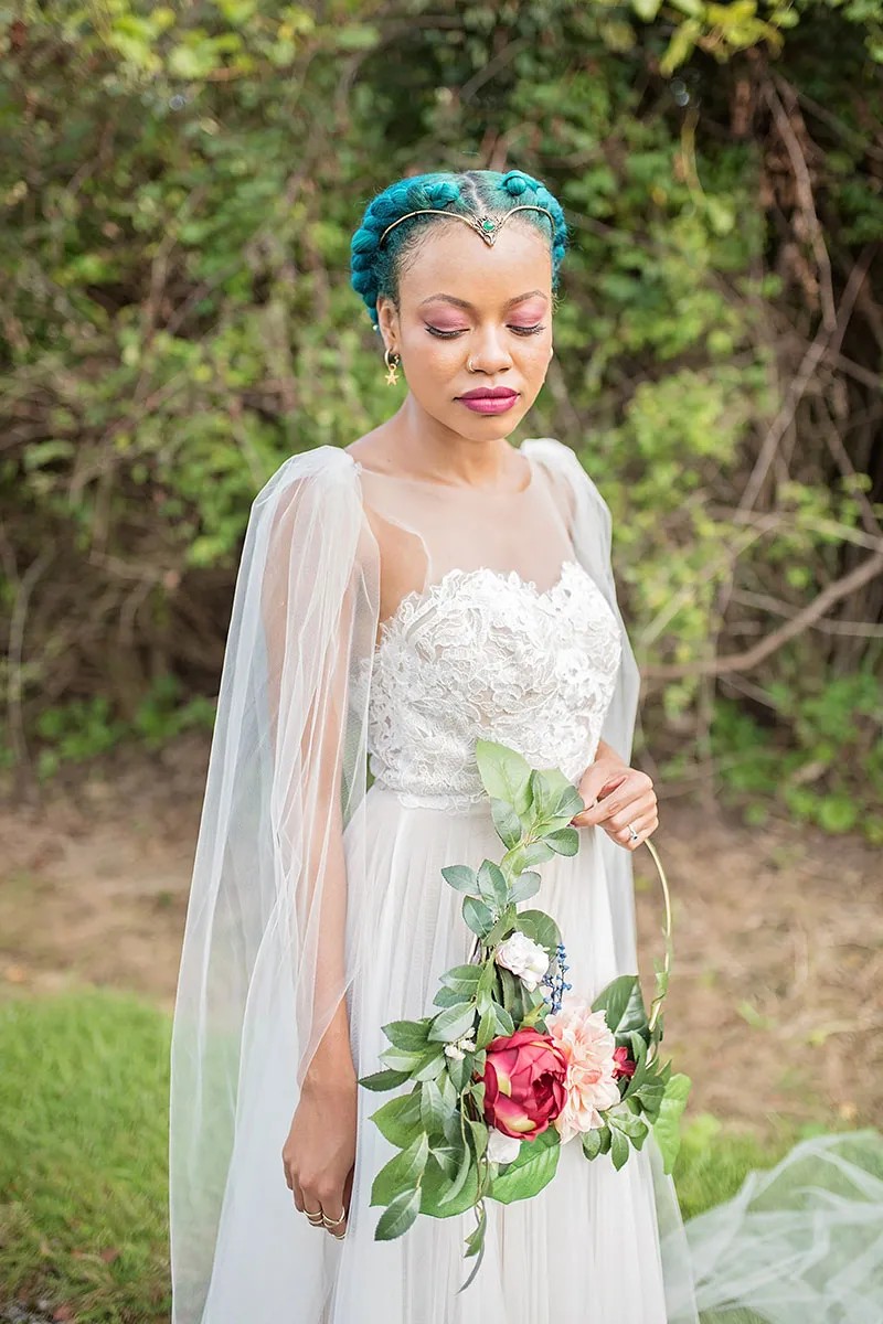 That cape is giving elegant Elven vibes at this Lord of the Rings-inspired wedding!