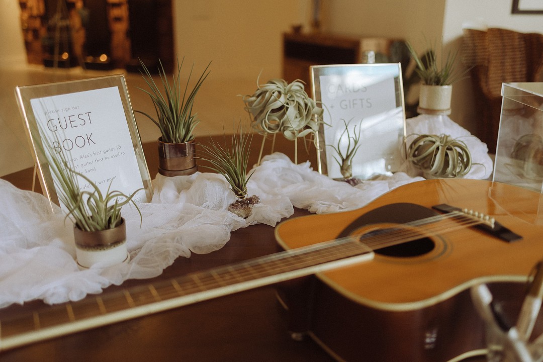 4) Wait till you see how Alex and Samantha incorporated potted plants into their wedding guestbook table!