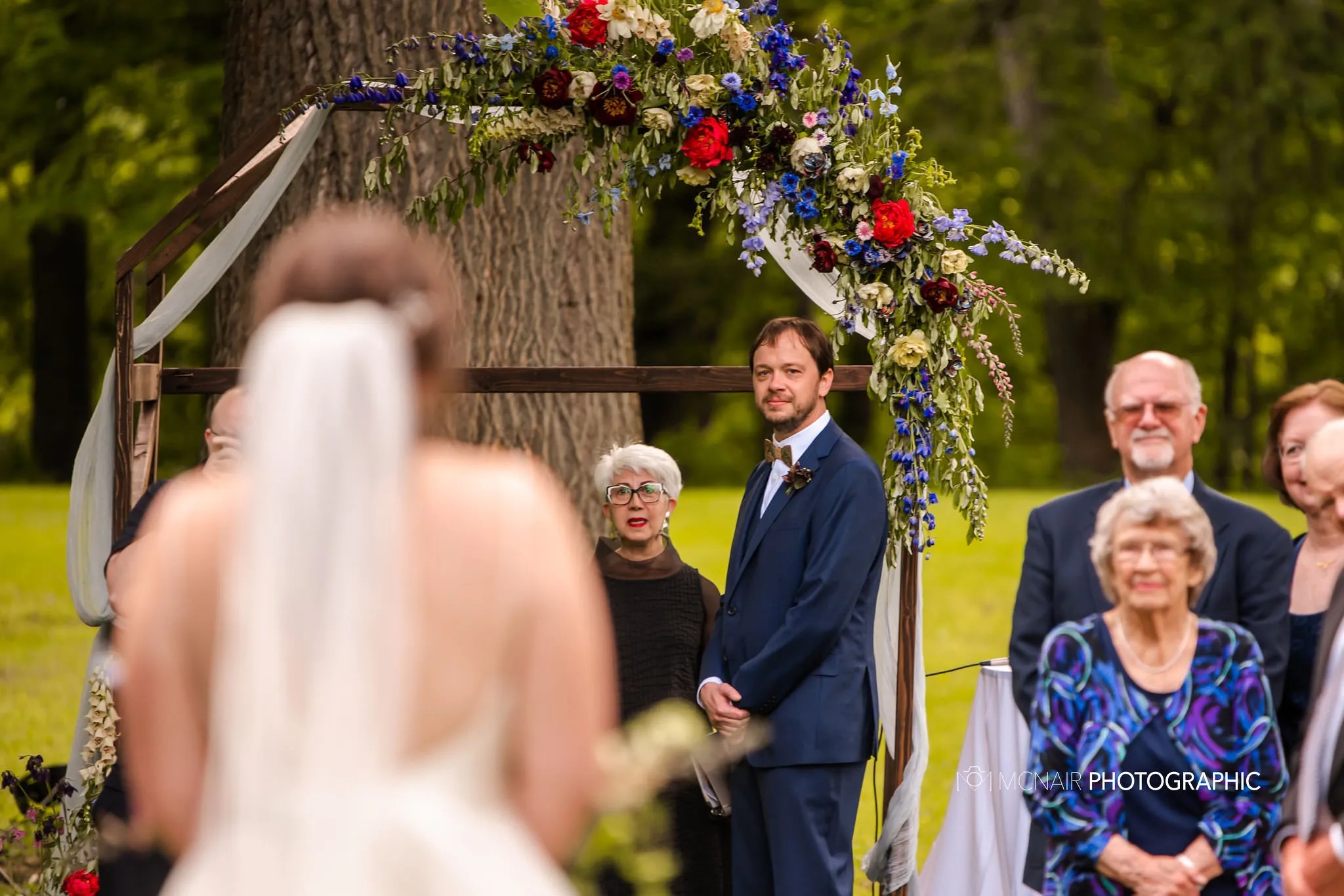 We love how Johanna and Brian commissioned a local LGBTQ+ woman-opened carpentry business to build their chuppah.