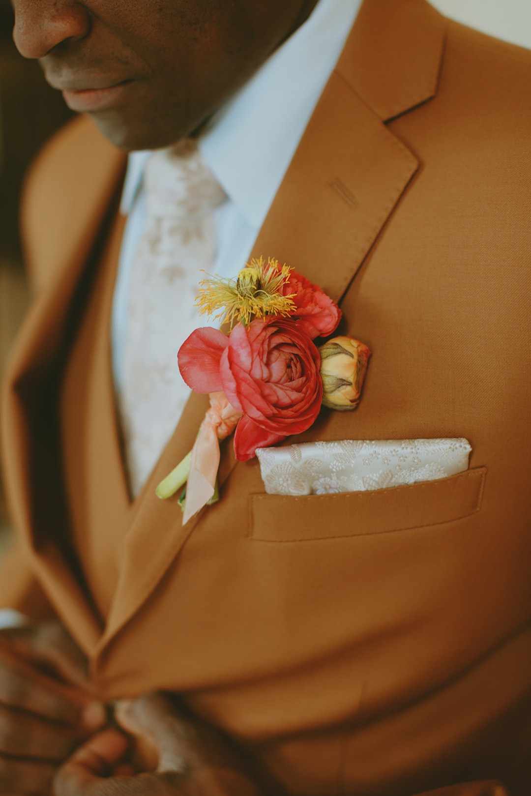 This boutonniere is a whole vibe in itself for spring wedding inspo.