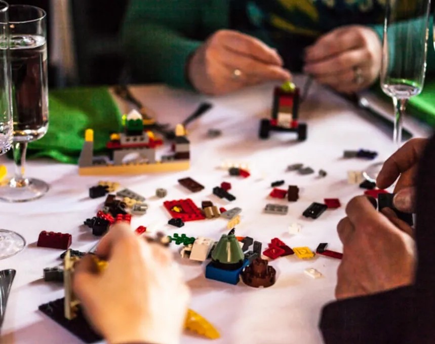 Collaborative LEGO-building – with LEGO acting as a wedding favors your guests get to take home as a gift!