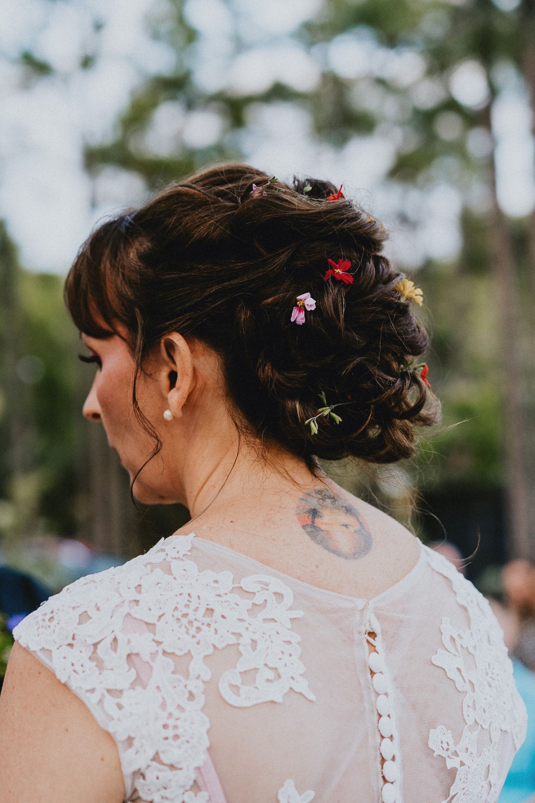 But wait, did you peep the tiny flowers in her hair?!