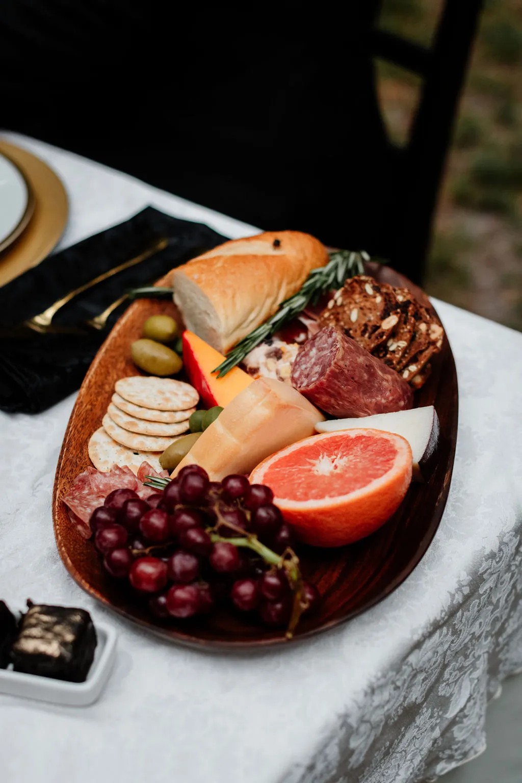 And now can we talk Halloween wedding table ideas — those candied apples, that fruit & cheese plate, THAT HALLOWEEN WEDDING CAKE. We love how elegant and autumnal it is.