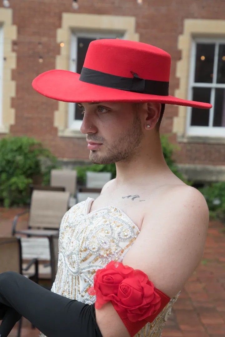 Totally here for that red hat and red floral armband.