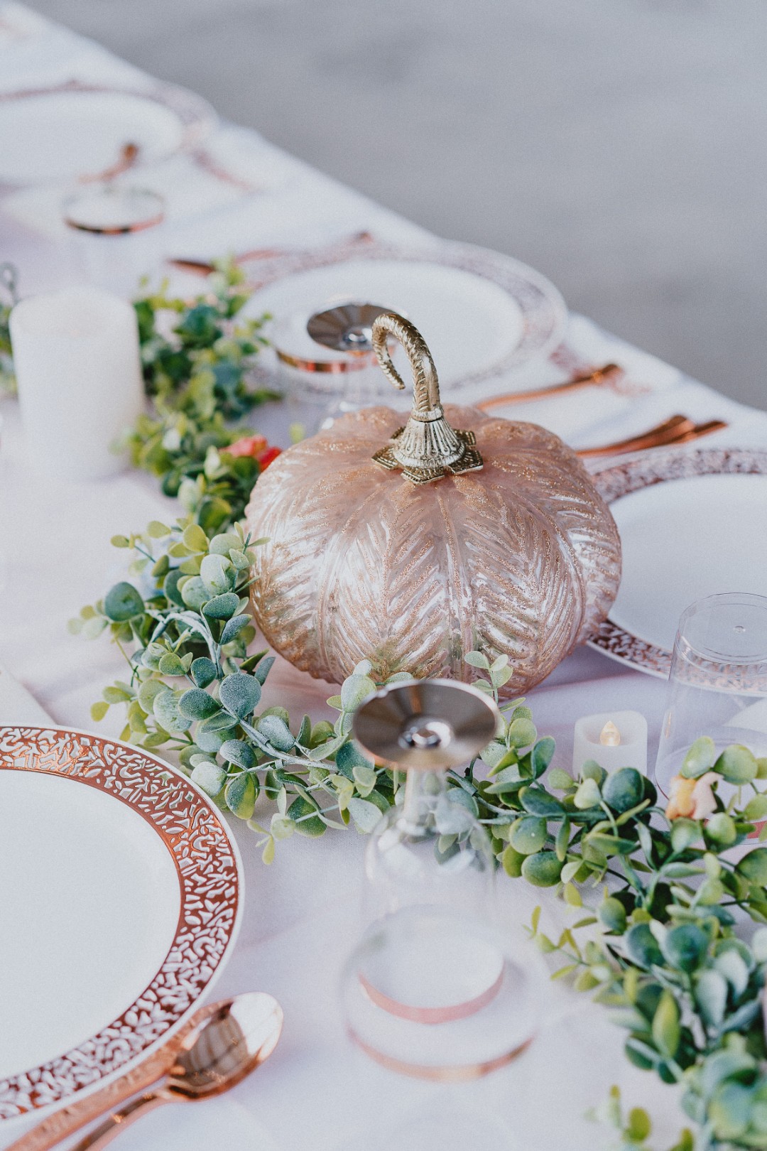 First, how cute are these pumpkin tablescapes though?