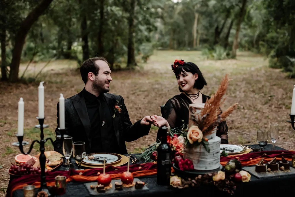 And now can we talk Halloween wedding table ideas — those candied apples, that fruit & cheese plate, THAT HALLOWEEN WEDDING CAKE. We love how elegant and autumnal it is.